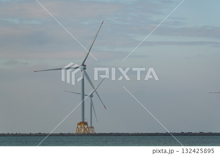 北海道 石狩の洋上風力発電 132425895