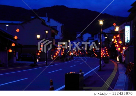 高遠燈籠祭の行燈で照らされた国道361号、高遠の街並み（長野県伊那市） 132425970