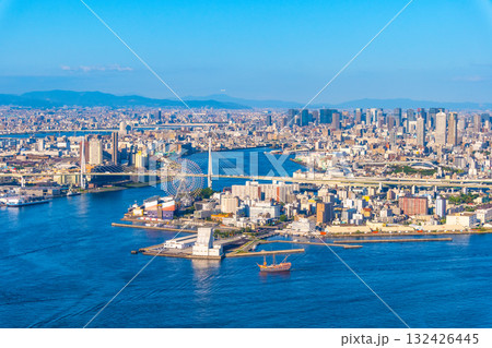 大阪港と大阪の街並 132426445