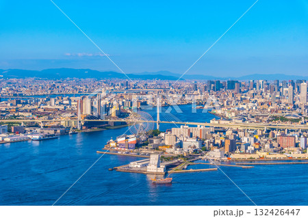 大阪港と大阪の街並 132426447