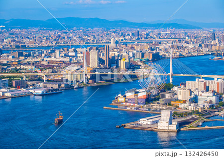 大阪港と大阪の街並 132426450