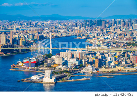 大阪港と大阪の街並 132426453