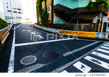 首都高出口の警告 首都都心環状線東銀座出口 2025.10　a-2 高彩度コントラスト 132426497