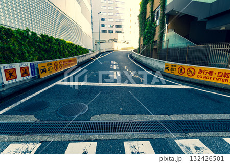 首都高出口の警告 首都都心環状線東銀座出口 2025.10　b-3 暖色寒色強調 132426501