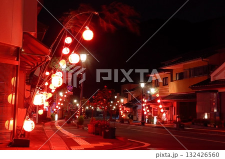高遠燈籠祭の行燈で照らされた国道361号、高遠の街並み(長野県伊那市) 高遠燈籠祭の行燈で照らされた国道361号、高遠の街並み(長野県伊那市) 132426560