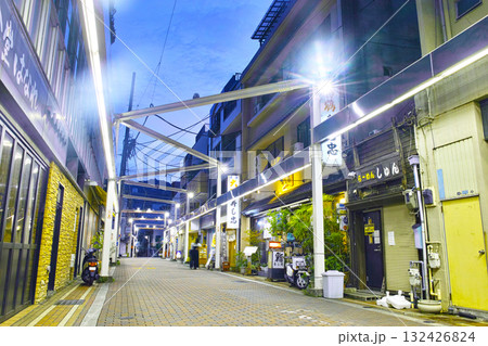 熱海市銀座町の夕暮れ時、熱海銀座商店街から見た浜町観光通りの景観 熱海市銀座町の夕暮れ時、熱海銀座商店街から見た浜町観光通りの景観 132426824