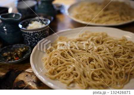 和食器に盛られたざる蕎麦 和食器に盛られたざる蕎麦 132426871