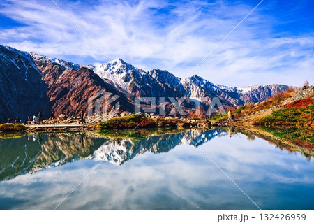 冠雪の北アルプスの白馬岳と八方池 132426959