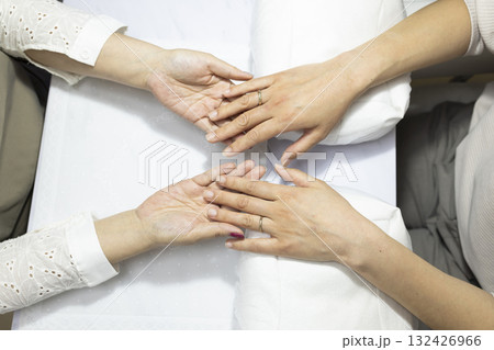 ネイルを手入れする女性 132426966