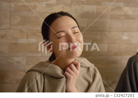 サウナをする女性 132427201