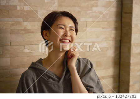 サウナをする女性 132427202