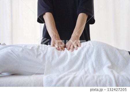 腰をマッサージするマッサージ師 顔なし 腰をマッサージするマッサージ師 顔なし 132427205