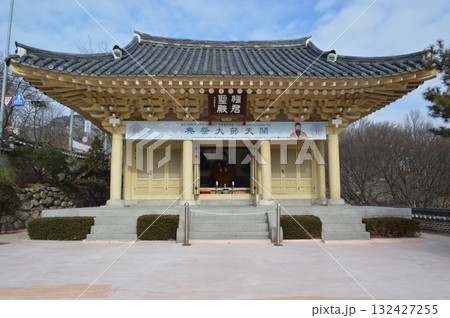 韓国ソウル市 青空に映える檀君聖殿 韓国ソウル市 青空に映える檀君聖殿 132427255