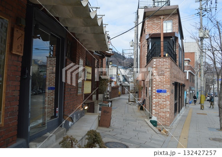 韓国ソウル市西村付近の街の風景 132427257