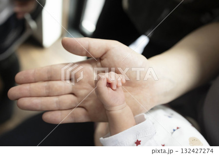 小さなかわいい赤ちゃんの手 132427274