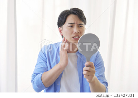 鏡を見る男性 20代 肌トラブル 鏡を見る男性 20代 肌トラブル 132427331