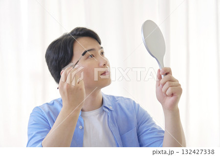 眉毛を描く男性 20代 眉毛を描く男性 20代 132427338