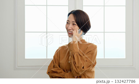 窓際で電話 女性 イメージ 窓際で電話 女性 イメージ 132427786