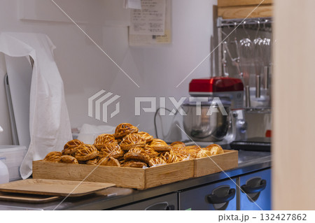 焼きたてのパイが並ぶベーカリーの厨房風景 132427862