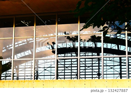 ガラス壁面の交差する構造美と反射 ガラス壁面の交差する構造美と反射 132427887