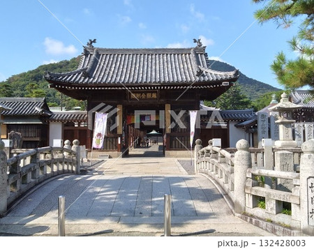 香川観光！総本山善通寺の仁王門 132428003