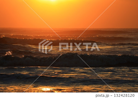 朝日に染まる海 朝日に染まる海 132428120