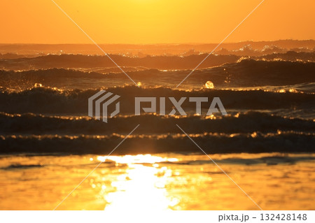 朝日に染まる海 朝日に染まる海 132428148