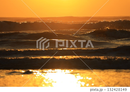 朝日に染まる海 132428149