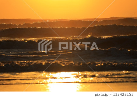 朝日に染まる海 朝日に染まる海 132428153