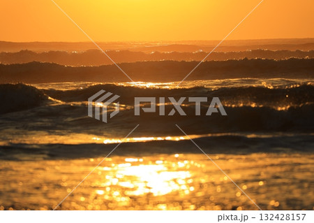 朝日に染まる海 朝日に染まる海 132428157