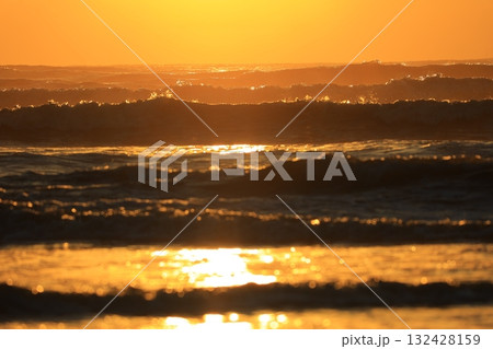 朝日に染まる海 朝日に染まる海 132428159
