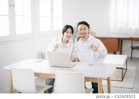綺麗なリビングでダイニングカメラ目線の夫婦 幸せな結婚のイメージ 綺麗なリビングでダイニングカメラ目線の夫婦 幸せな結婚のイメージ 132428321