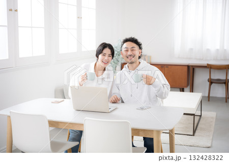 綺麗なリビングでダイニングカメラ目線の夫婦 幸せな結婚のイメージ 綺麗なリビングでダイニングカメラ目線の夫婦 幸せな結婚のイメージ 132428322