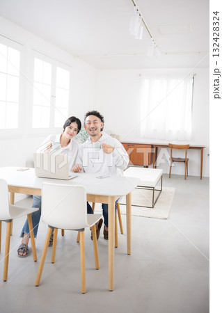 綺麗なリビングでダイニングカメラ目線の夫婦 幸せな結婚のイメージ全身の広角 綺麗なリビングでダイニングカメラ目線の夫婦 幸せな結婚のイメージ全身の広角 132428324