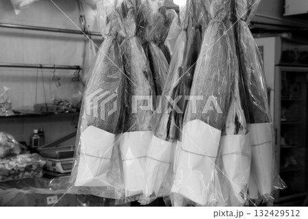 香港・徳輔道西で売られる塩干し魚（ハムユイ）。クサヤに似ていで臭いが美味。かつては安かったが今は高価 132429512