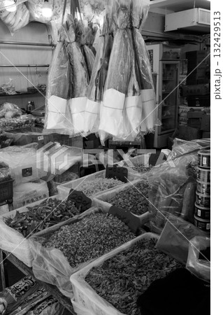 香港・徳輔道西で売られる塩干し魚(ハムユイ)。クサヤに似ていで臭いが美味。かつては安かったが今は高価 香港・徳輔道西で売られる塩干し魚(ハムユイ)。クサヤに似ていで臭いが美味。かつては安かったが今は高価 132429513