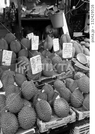 香港島の青果市場で売られるドリアン 香港島の青果市場で売られるドリアン 132429516