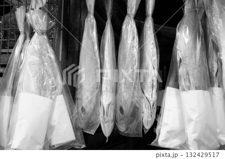 香港・徳輔道西で売られる塩干し魚（ハムユイ）。クサヤに似ていで臭いが美味。かつては安かったが今は高価 132429517