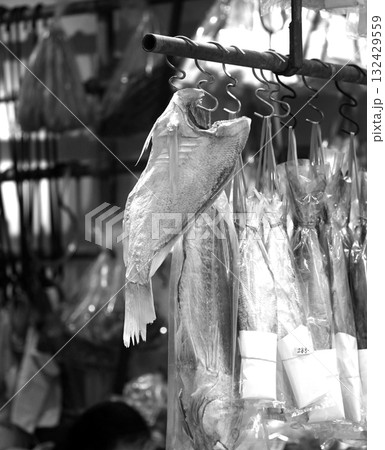 香港・徳輔道西で売られる塩干し魚（ハムユイ）。クサヤに似ていで臭いが美味。かつては安かったが今は高価 132429559