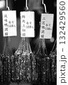モノクロのノスタルジック香港・徳輔道西で売られる中華ソーセージ 132429560