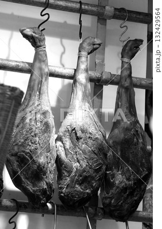 香港・徳輔道西の通称「海味街」と「呼ばれる乾物専門街で売られる雲南省の三元豚金華ハム 香港・徳輔道西の通称「海味街」と「呼ばれる乾物専門街で売られる雲南省の三元豚金華ハム 132429564