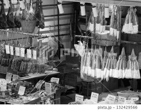 香港・徳輔道西で売られる塩干し魚(ハムユイ)。クサヤに似ていで臭いが美味。かつては安かったが今は高価 香港・徳輔道西で売られる塩干し魚(ハムユイ)。クサヤに似ていで臭いが美味。かつては安かったが今は高価 132429566