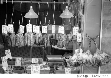 香港・徳輔道西で売られる中華ソーセージ 香港・徳輔道西で売られる中華ソーセージ 132429567