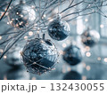 クロームとシルバーの未来的なメタリッククリスマスオーナメント / サイバーパンク風ホリデー 132430055