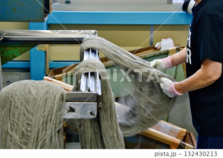 伝統的な繊維産業の工場の様子 132430213