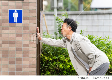 公衆トイレに入るミドル男性　ライフスタイルイメージ 132430333