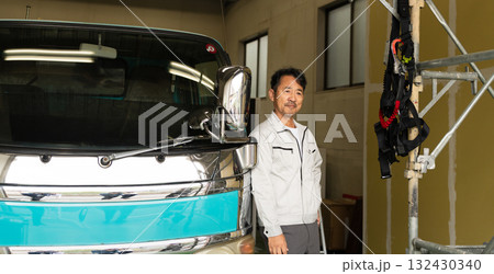トラックの前でポーズをとるミドル男性 建設イメージ トラックの前でポーズをとるミドル男性 建設イメージ 132430340