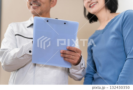 エアコンの点検をする業者　ライフスタイルイメージ 132430350