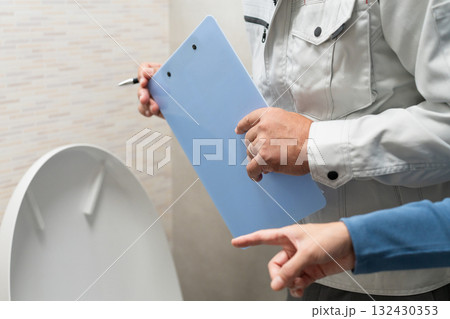 トイレの点検をする修理業者　ライフスタイルイメージ 132430353