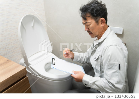 トイレの点検をする修理業者 ライフスタイルイメージ トイレの点検をする修理業者 ライフスタイルイメージ 132430355